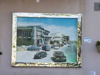 ...come dimostra una grande foto d�epoca situata accanto all�ingresso che ritrae l�edificio negli anni 70, ai tempi dello sviluppo della frazione